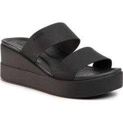 Klapki CROCS - Brooklyn Mid Wedge W 206219 Black/Black. Czarne klapki damskie Crocs, bez wzorów, z tworzywa sztucznego, bez obcasa. Za 269,00 zł.