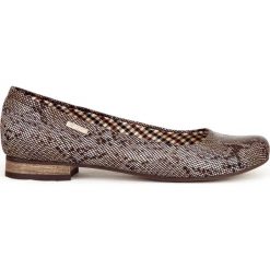 Baleriny na niskim obcasie - skóra naturalna - model 008 - kolor wąż. Szare baleriny damskie Zapato, bez wzorów, ze skóry, eleganckie, na niskim obcasie, na płaskiej podeszwie. W wyprzedaży za 173,40 zł.