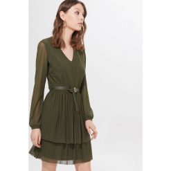 Plisowana sukienka z paskiem - Khaki. Brązowe sukienki damskie Mohito, s. Za 139,99 zł.