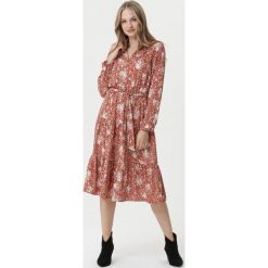 Łososiowa Sukienka Holmview. Różowe sukienki damskie Born2be, s, w paski, z tkaniny, klasyczne, długie, midi, rozkloszowane. Za 119,99 zł.