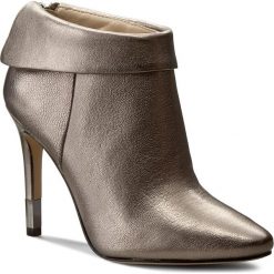 Botki GUESS - Vena FLVEN3 LEM09 DSILV. Szare botki damskie na obcasie marki Guess, z materiału. W wyprzedaży za 429,00 zł.