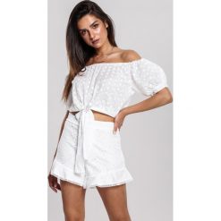 Biała Bluzka Love More. Białe bluzki damskie other, m, z haftami, z bawełny, bez kołnierzyka, z krótkim rękawem. Za 59,99 zł.