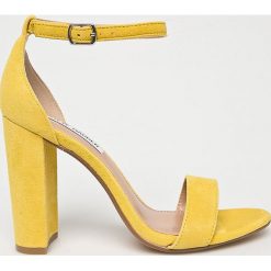 Steve Madden - Sandały Carrson. Żółte sandały damskie Steve Madden, bez wzorów, ze skóry, z okrągłym noskiem, bez obcasa, na obcasie, na klamry. Za 429,90 zł.