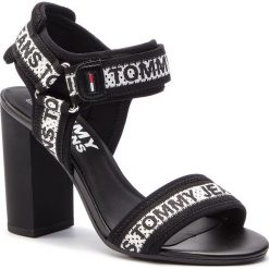 Sandały TOMMY JEANS - Mesh Webbing Heeld Sandal EN0EN00450 Black 990. Czarne klapki damskie Tommy Jeans, bez wzorów, z jeansu, bez obcasa, na obcasie. W wyprzedaży za 299,00 zł.