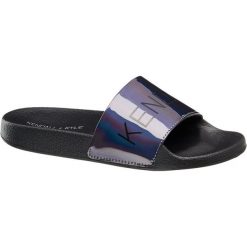 Klapki damskie Kendall + Kylie czarne. Czarne klapki damskie KENDALL + KYLIE, bez wzorów, z materiału, bez obcasa. Za 99,90 zł.