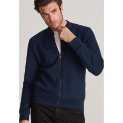 Rozpinana bluza ze stójką - Granatowy. Niebieskie bluzy męskie Reserved, s, bez wzorów, ze stójką, bez rękawów, bez kaptura. W wyprzedaży za 79,99 zł.