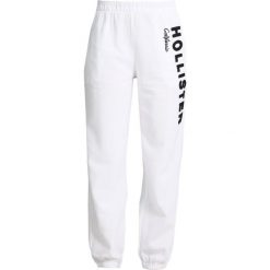 Spodnie dresowe damskie: Hollister Co. BANDED BOYFRIEND PANT Spodnie treningowe white
