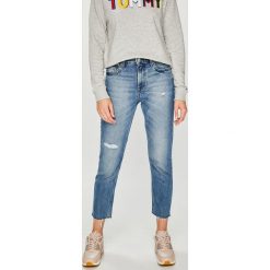 Tommy Jeans - Jeansy Izzy. Niebieskie jeansy damskie slim marki Tommy Jeans, s, z bawełny, z podwyższonym stanem. W wyprzedaży za 399,90 zł.
