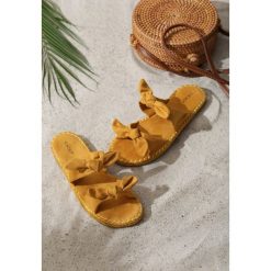 Żółte Klapki Briquette. Żółte klapki damskie Born2be, bez wzorów, bez obcasa, na płaskiej podeszwie. W wyprzedaży za 29,99 zł.