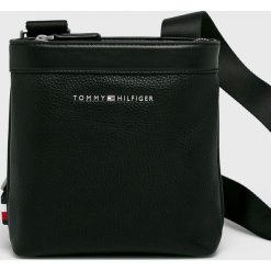 Tommy Hilfiger - Saszetka. Czarne torby męskie skórzane TOMMY HILFIGER, w paski, ze skóry ekologicznej, na ramię, małe. W wyprzedaży za 259,90 zł.