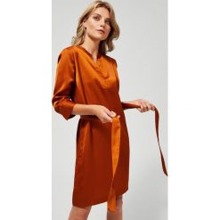 Sukienka z wiązaniem. Pomarańczowe sukienki damskie Moodo, na co dzień, xs, w paski, z poliesteru, eleganckie, z dekoltem w serek, bez rękawów, szmizjerki. Za 109,99 zł.