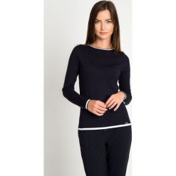 Granatowy sweter z kontrastową lamówką QUIOSQUE. Niebieskie swetry klasyczne damskie marki QUIOSQUE, uniwersalny, z dzianiny, z kontrastowym kołnierzykiem. W wyprzedaży za 69,99 zł.