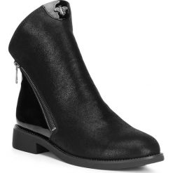 Buty damskie. Czarne botki damskie Wittchen, ze skóry, eleganckie, bez obcasa, bez zapięcia. W wyprzedaży za 390,42 zł.