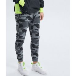 Dresowe joggery camo - Szary. Szare joggery męskie marki Cropp, s, z dresówki. Za 99,99 zł.