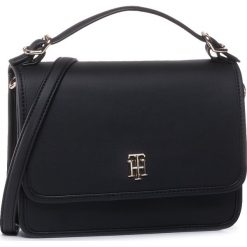 Torebka TOMMY HILFIGER - Th Chic Crossover AW0AW07983 BDS. Niebieskie torebki klasyczne damskie TOMMY HILFIGER, bez wzorów, ze skóry ekologicznej, klasyczne, duże, bez dodatków. W wyprzedaży za 409,00 zł.