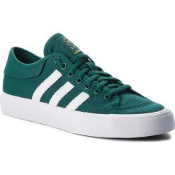 Buty adidas - Matchcourt B22789 Nobgrn/Ftwwht/Gum4. Zielone buty sportowe męskie Adidas, na co dzień, bez wzorów, z gumy, eleganckie, bez zapięcia. W wyprzedaży za 229,00 zł.