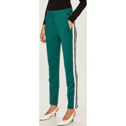 Guess Jeans - Spodnie. Zielone spodnie dresowe damskie Guess Jeans, s, z poliesteru. W wyprzedaży za 229,90 zł.