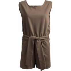 Kombinezon damski KOMBD601 - khaki - Outhorn. Brązowe koszulki damskie Outhorn, bez wzorów, z elastanu, bez kołnierzyka, bez rękawów. W wyprzedaży za 39,99 zł.