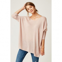 Sweter w kolorze jasnoróżowym. Różowe bez kategorii SCUI, z okrągłym kołnierzem. W wyprzedaży za 139,95 zł.