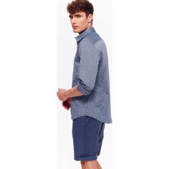 Koszula męska regularna z tkaniny oxford we wzór z kołnierzem typu small kent. Koszule męskie Top Secret, na lato, m, bez wzorów, z tkaniny, eleganckie, z klasycznym kołnierzykiem, bez rękawów. W wyprzedaży za 49,99 zł.