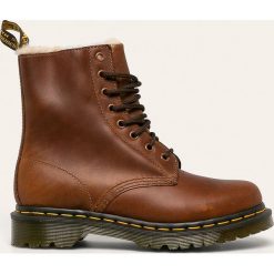 Dr. Martens - Workery skórzane. Pomarańczowe workery damskie ze skóry, z okrągłym noskiem, na sznurówki. W wyprzedaży za 599,90 zł.