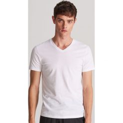 Gładki T-shirt w serek - Biały. Białe t-shirty męskie Reserved, s, bez wzorów, z dekoltem w serek. W wyprzedaży za 19,99 zł.