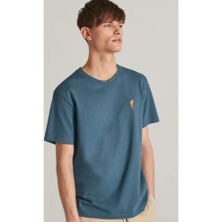 T-shirt z minimalistycznym haftem - Niebieski. Niebieskie t-shirty męskie Reserved, xl, z haftami, bez kołnierzyka. Za 49,99 zł.