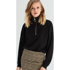 Krótka bluza z golfem - Czarny. Czarne bluzy damskie marki Sinsay, s, bez wzorów, z krótkim rękawem, krótkie, bez kaptura. Za 39,99 zł.