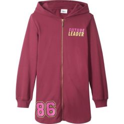 Długa bluza rozpinana z kapturem bonprix czerwony rododendron. Fioletowe bluzy dziewczęce marki bonprix, bez wzorów, z długim rękawem, długie, z kapturem. Za 29,99 zł.