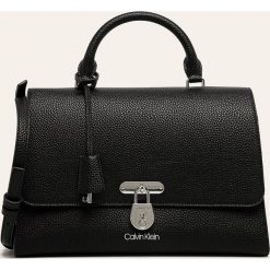 Calvin Klein - Torebka. Czarne listonoszki damskie Calvin Klein, w paski, ze skóry ekologicznej, na ramię, bez dodatków. Za 749,90 zł.