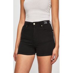 Versace Jeans - Szorty. Czarne szorty damskie Versace Jeans, bez wzorów, z elastanu, casualowe, z podwyższonym stanem. W wyprzedaży za 319,90 zł.