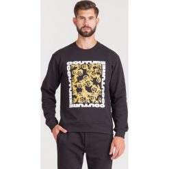 BLUZA VERSACE JEANS COUTURE. Czarne bluzy męskie s, z nadrukiem, z jeansu, z okrągłym kołnierzem. Za 479,40 zł.