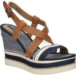 Sandały na koturnie Wrangler Kelly Cross WL171664. Brązowe sandały damskie Wrangler, bez wzorów, bez obcasa, na koturnie, bez zapięcia. Za 208,99 zł.