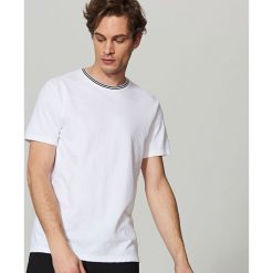 T-shirt z dzianiny strukturalnej - Biały. Białe t-shirty męskie marki Reserved, l, z dzianiny. Za 59,99 zł.