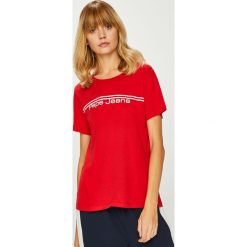 Pepe Jeans - Top Bettie. Czerwone bluzki damskie Pepe Jeans, s, z nadrukiem, z bawełny, z okrągłym kołnierzem. W wyprzedaży za 59,90 zł.