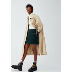 Sztruksowa minispódniczka z postrzępionym dołem. Szare spódniczki damskie Pull&Bear, bez wzorów, ze sztruksu. Za 69,90 zł.