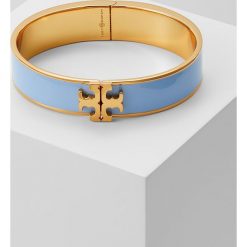 Bransoletki damskie na nogę: Tory Burch RAISED LOGO THIN ENAMEL HINGED BRACELET Bransoletka light chambray