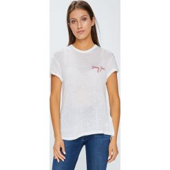 Tommy Jeans - Top. Białe topy damskie marki Tommy Jeans, s, z nadrukiem, z wiskozy, z okrągłym kołnierzem. W wyprzedaży za 89,90 zł.