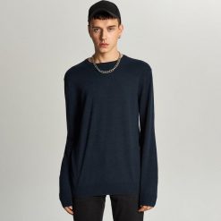 Prosty sweter o kroju basic - Granatowy. Niebieskie swetry męskie Cropp, s, bez wzorów, bez kołnierzyka, bez kaptura. Za 69,99 zł.