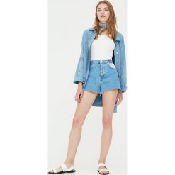Spodenki jeansowe z kieszeniami w paski. Niebieskie szorty damskie Pull&Bear, w paski, z jeansu. Za 89,90 zł.