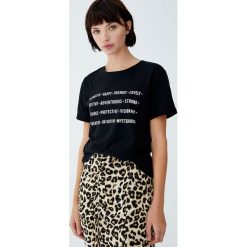 Koszulka z napisem i wywiniętymi rękawami. Czarne t-shirty damskie marki Pull&Bear, z napisami. Za 24,90 zł.