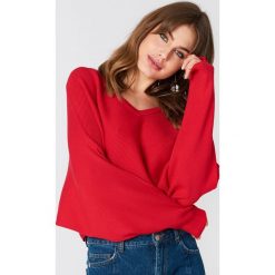 NA-KD Krótki sweter z rękawem typu nietoperz - Red. Czerwone swetry klasyczne damskie marki NA-KD, w prążki, z dzianiny. W wyprzedaży za 60,97 zł.