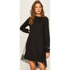Red Valentino - Sukienka. Czarne sukienki damskie Red Valentino, na co dzień, s, w koronkowe wzory, z elastanu, casualowe, z okrągłym kołnierzem, z długim rękawem, długie, mini, rozkloszowane. W wyprzedaży za 1549,00 zł.
