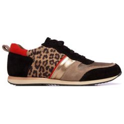 Skórzane sneakersy w kolorze jasnobrązowo-czarno-czerwonym. Czerwone sneakersy damskie Eva Lopez, Maria Barcelo, Castellanismos, ze skóry. W wyprzedaży za 269,95 zł.