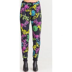 SPODNIE VERSACE JEANS COUTURE. Żółte spodnie damskie Versace Jeans Couture, z bawełny. Za 1219,00 zł.