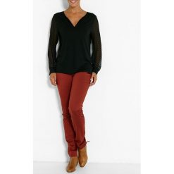Koszulka w kolorze czarnym. Czarne koszulki damskie Jacqueline Riu, na co dzień, bez wzorów, klasyczne, bez kołnierzyka, bez rękawów. W wyprzedaży za 49,95 zł.