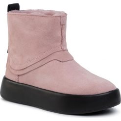 Buty UGG - W Classic Boom Boot 1104613 Pcry. Różowe kozaki damskie Ugg, ze skóry, bez obcasa, bez zapięcia. W wyprzedaży za 579,00 zł.