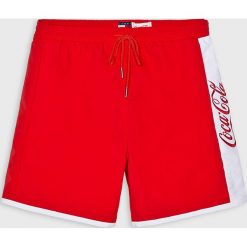 Tommy Jeans - Szorty x Coca-Cola. Czerwone spodenki i szorty męskie Tommy Jeans, xl, z nadrukiem, z poliesteru, casualowe. W wyprzedaży za 219,90 zł.