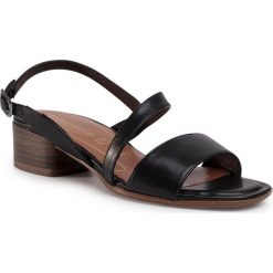 Sandały TAMARIS - 1-28213-24 Black Leather 003. Czarne klapki damskie Tamaris, bez wzorów, ze skóry ekologicznej, bez obcasa, na obcasie. Za 239,00 zł.