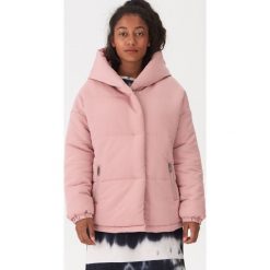 Pikowana kurtka oversize - Różowy. Różowe kurtki damskie House, s, bez wzorów, bez kaptura. Za 179,99 zł.